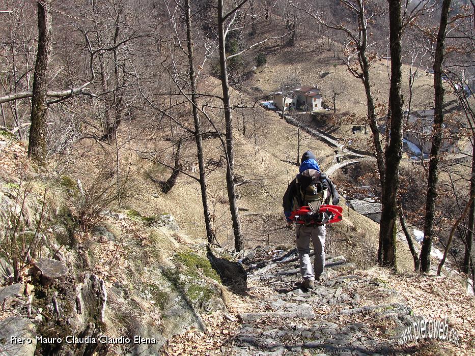 05 Scendiamo la bella mulattiera verso Gebbio (865 m.) .jpg